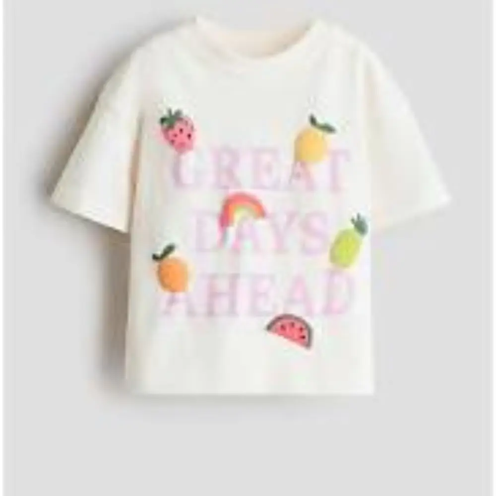 GIRL WEARS